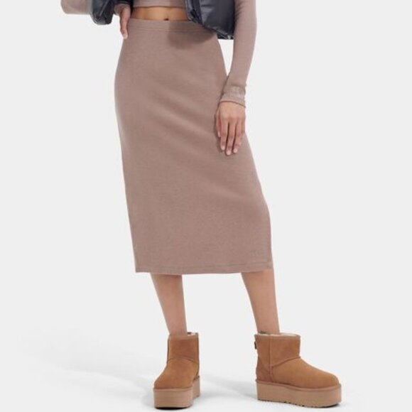 UGG Women's Classic Mini Platform Boot - Picture 1 of 9